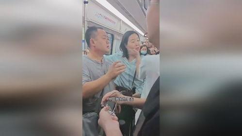 女子地铁吃瓜视频,女子引发网友热议，一幕幕“瓜田”众生相