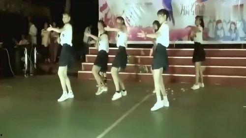 学生台上跳舞吃瓜视频是真的吗,真相揭秘