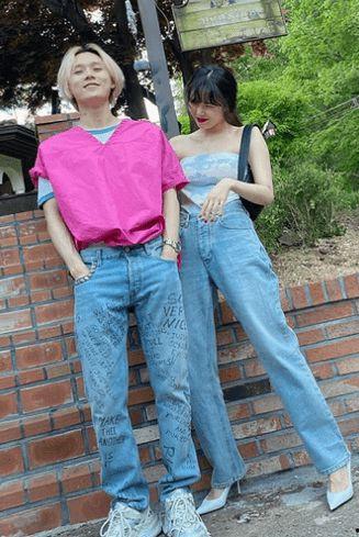 女子结婚踮脚吃瓜视频,意外走红网络