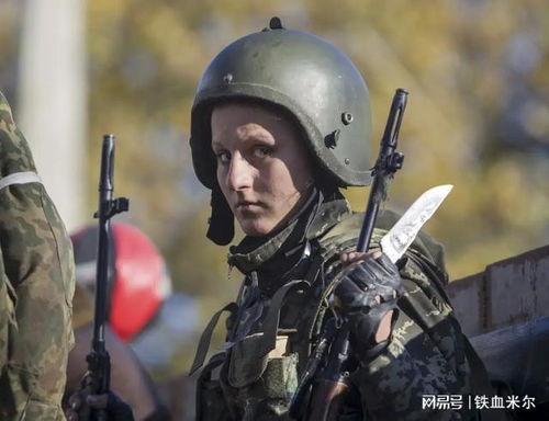 乌克兰女兵视频吃瓜看手机,揭秘前线生活一幕