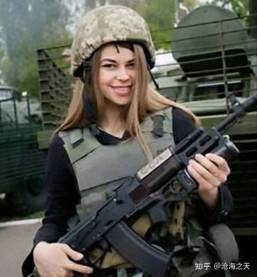 乌克兰女兵视频吃瓜看手机,揭秘前线生活一幕