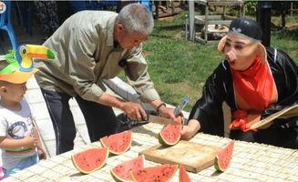 老汉吃瓜搞笑视频,笑料百出引人捧腹