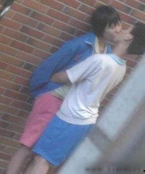 校园情侣约会吃瓜视频,吃瓜群众围观校园爱情瓜